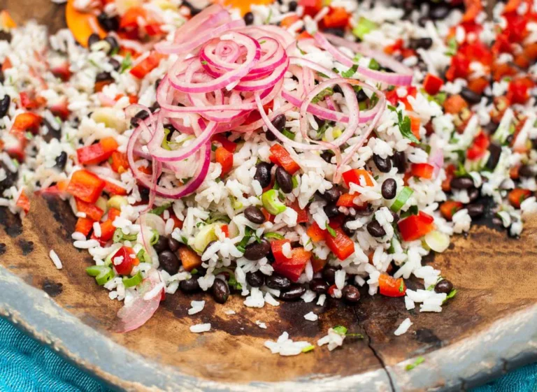 Rijstsalade met bonen en witte kaas