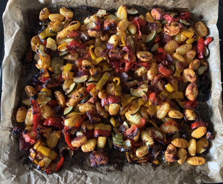 Traybake met kip, gnocchi, ovengroente en pesto