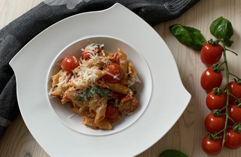 Romige pasta met ricotta, paprika en kerstomaatjes