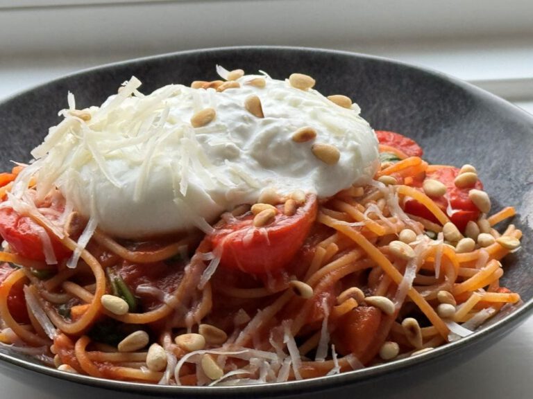 Spaghetti met tomaatjes en burrata