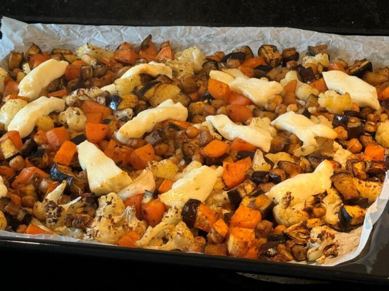 Traybake van zoete aardappel, aubergine en kikkererwten met halloumi